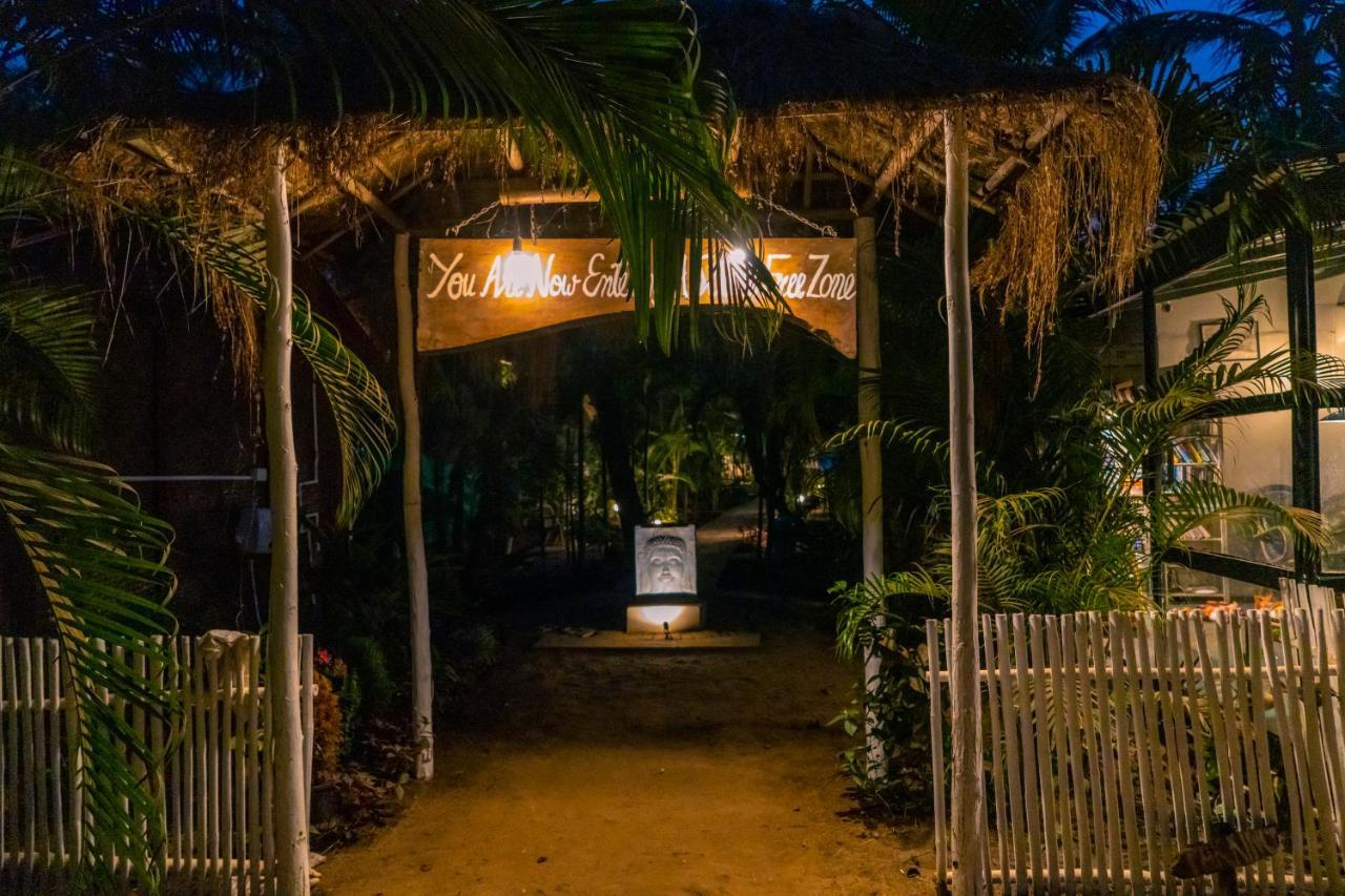Village Susegat Beach Resort Morjim Dış mekan fotoğraf