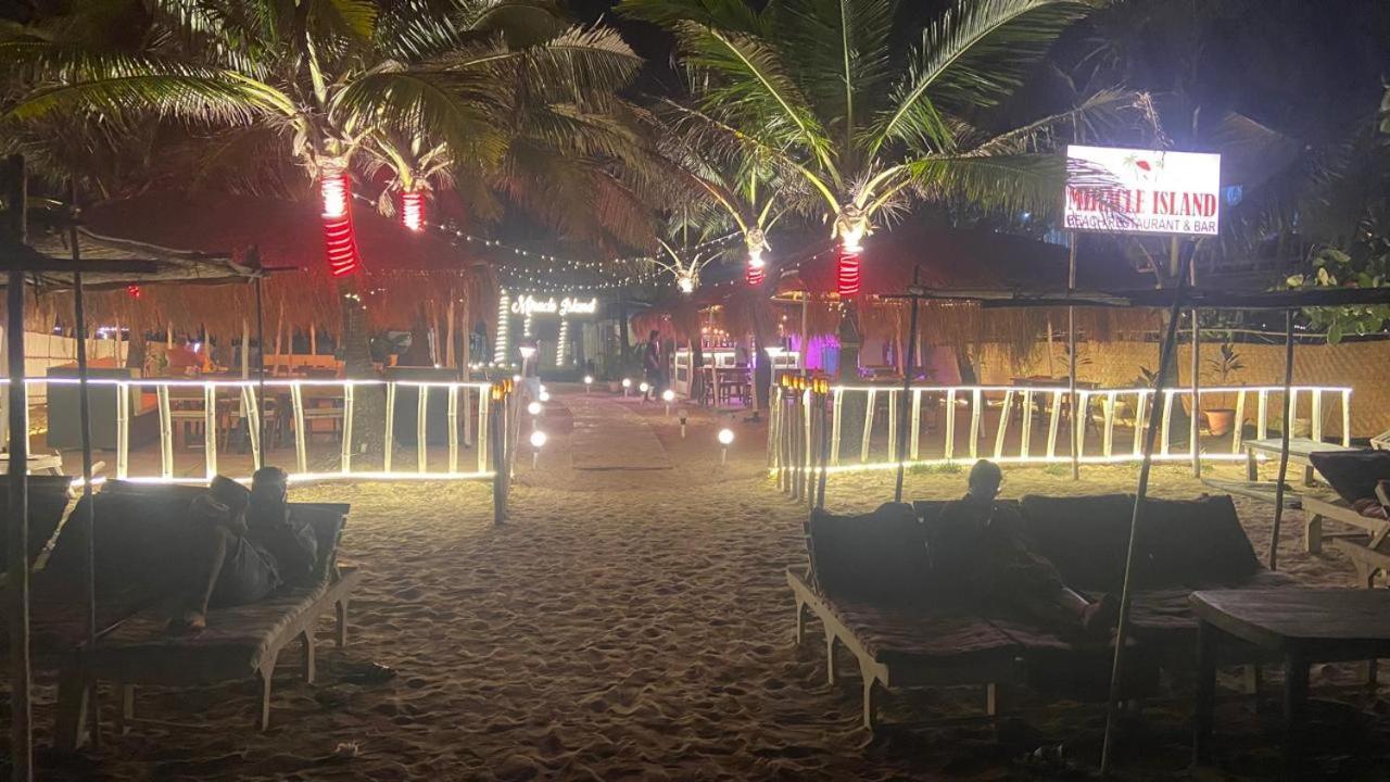 Village Susegat Beach Resort Morjim Dış mekan fotoğraf